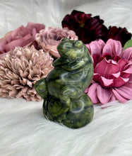 Load image into Gallery viewer, Nephrite Jade Frog on ball