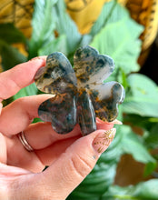 Load image into Gallery viewer, Crystal Carved 4-leaf Clovers