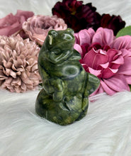 Load image into Gallery viewer, Nephrite Jade Frog on ball