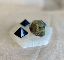Load image into Gallery viewer, Crystal Skull - Medium