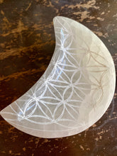 Load image into Gallery viewer, Selenite Heart or Moon Bowl