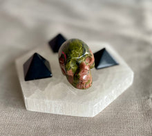 Load image into Gallery viewer, Crystal Skull - Medium