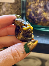 Load image into Gallery viewer, Crystal Squirrel Carving

