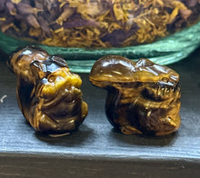 Load image into Gallery viewer, Crystal Squirrel Carving
