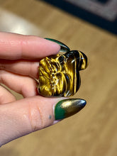 Load image into Gallery viewer, Crystal Squirrel Carving
